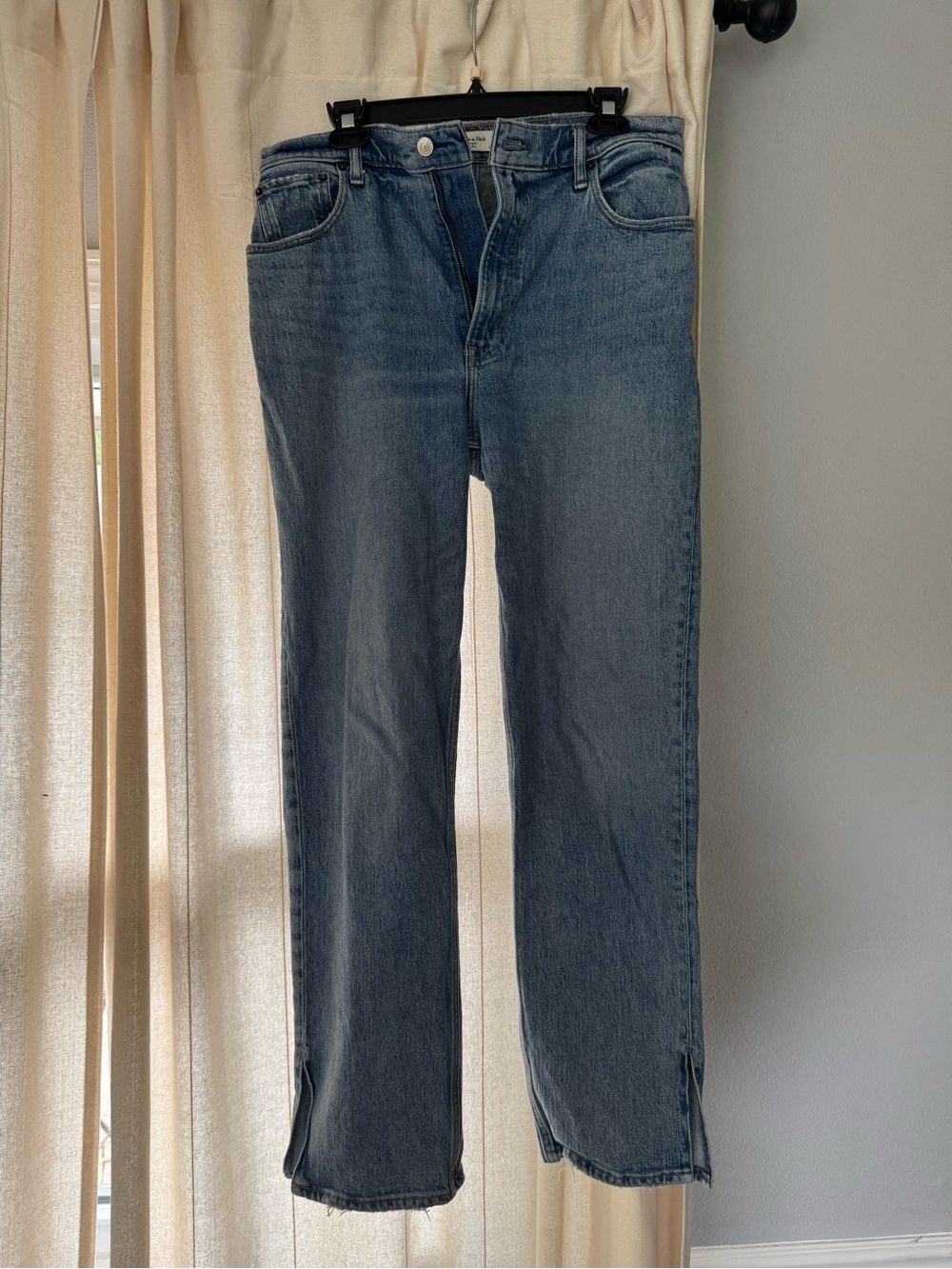 Abercrombie Curve Love 90s Straight-Leg Women’s Jeans in Medium Blue